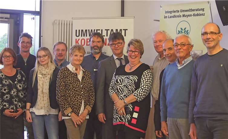 Der Erste Kreisbeigeordnete Burkhard Nauroth (6.v.r.) würdigte das ehrenamtliche Engagement für IUB und Lokale Agenda 21. privat