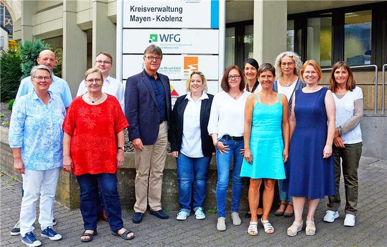 Der Erste Kreisbeigeordnete Burkhard Nauroth (M.) mit Mitarbeitern der Pflegestützpunkte und der Kreisverwaltung Mayen-Koblenz. Foto: Kreisverwaltung Mayen-Koblenz