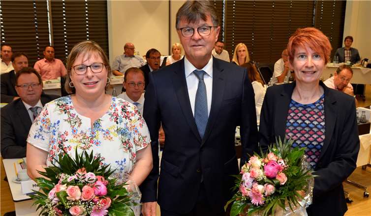 Der Erste Kreisbeigeordnete Burkhard Nauroth (Mitte) gratuliert Judith Lehnigk-Emden (links) und Birgit Meyreis (rechts) zur Wahl als ehrenamtliche Kreisbeigeordnete.Foto: Kreisverwaltung Mayen-Koblenz