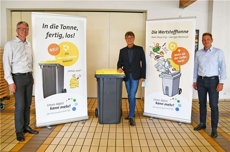 Der Erste Kreisbeigeordnete Burkhard Nauroth (Mitte) und Carsten König, Leiter der Kreislaufwirtschaft Mayen-Koblenz (rechts), wurden herzlich von Ortsbürgermeister Norbert Bahl in Urmitz empfangen, wo sie sich bei der ersten Infoveranstaltung zur Erprobung der Wertstofftonne in der Verbandsgemeinde Weißenthurm den Fragen der Bürger tellten.Foto: Kreisverwaltung MYK/Morcinek