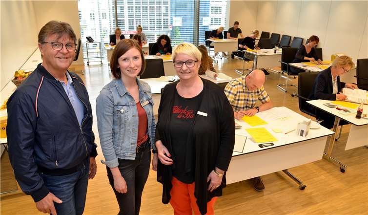 Der Erste Kreisbeigeordnete Burkhard Nauroth, Stephanie Berdel, die für die Europawahl zuständige Mitarbeiterin im Kreishaus, und Büroleiterin Petra Kretzschmann (v.l.) sind sichtlich zufrieden mit dem Wahltag und den anschließenden Arbeiten. Im Hintergrund prüfen Mitarbeiter die Wahlniederschriften der Urnen-Europawahl.Foto: privat