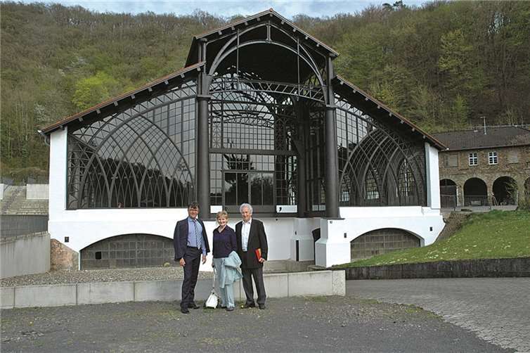 Der Erste Kreisbeigeordnete Burkhard Nauroth führte Liz Wheatley und ihren Gatten Mike (v.l.n.r.) durch das Denkmalareal der Sayner Hütte.