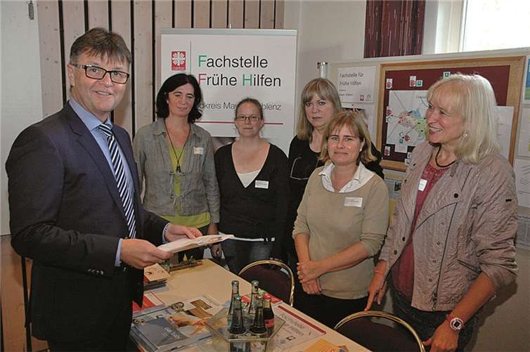Der Erste Kreisbeigeordnete Burkhard Nauroth gratulierte der Fachstelle zum einjährigen Bestehen. privat