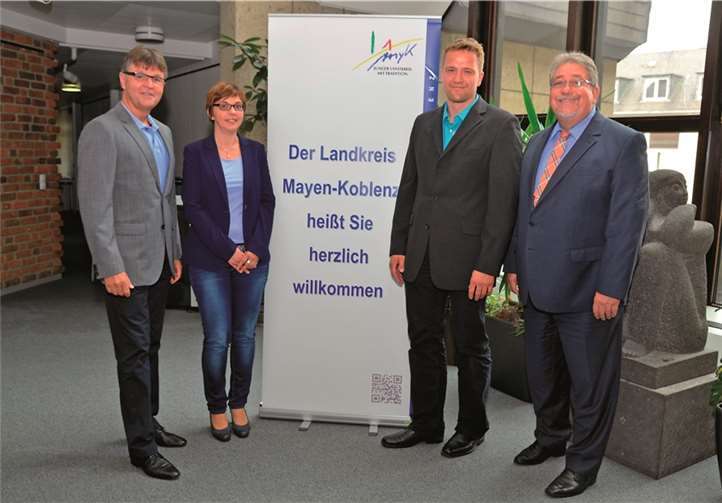 Der Erste Kreisbeigeordnete Burkhard Nauroth (links) freut sich gemeinsam mit Jobcenter-Geschäftsführer Rolf Koch (rechts), dass die Projektstelle für Migrationskoordination ihre Arbeit aufnimmt. Das Team besteht aus Belma Sestic (2.v.l.), Michael Kock (3.v.l.) und Anetta Schochenmaier. KV MYK
