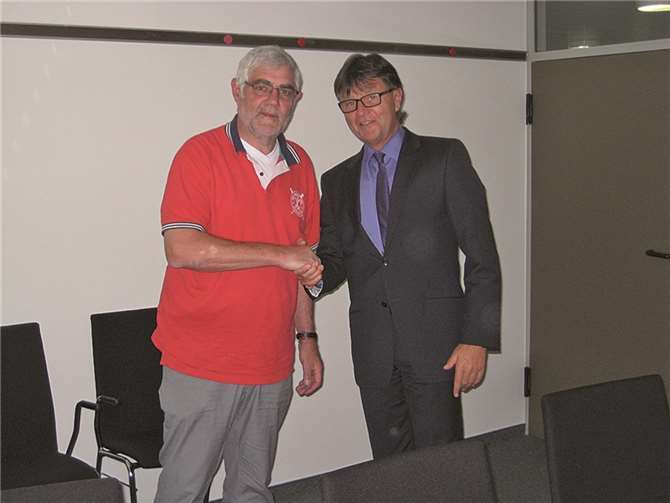 Der Erste Kreisbeigeordnete Burkhard Nauroth (r.) gratulierte Johannes Netz, der Vorsitzender des Fachbeirats für Naturschutz bleibt. privat