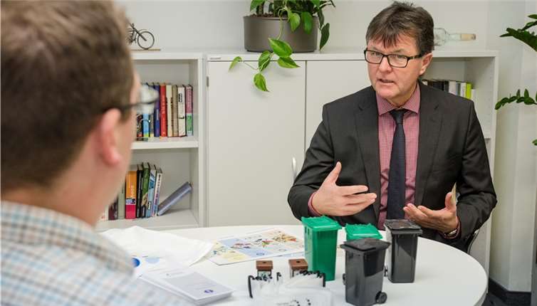 Der Erste Kreisbeigeordnete Burkhard Nauroth scheut sich nicht, die Anlaufschwierigkeiten beim Wechsel zum neuen Abfallkonzept zuzugeben.