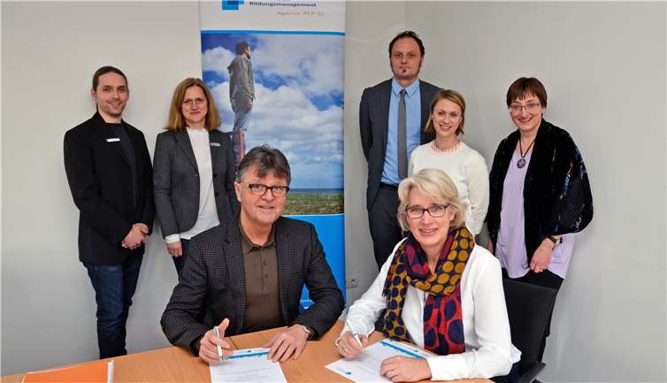 Der Erste Kreisbeigeordnete Burkhard Nauroth und Dr. Katja Wolf, die Leiterin der Transferagentur Rheinland-Pfalz – Saarland, unterzeichneten eine erneute Kooperationsvereinbarung. Foto: privat