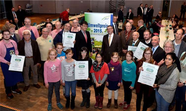 Der Erste Kreisbeigeordnete Burkhard Nauroth und Landrat Dr. Alexander Saftig (Mitte) freuen sich gemeinsam mit den Preisträgern des Umweltpreises 2015. KV MYK