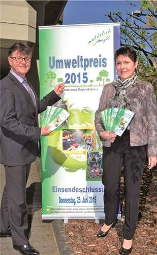 Der Erste Kreisbeigeordnete Burkhard Nauroth und Ulrike Müller werben für die Teilnahme am Umweltpreis. Privat