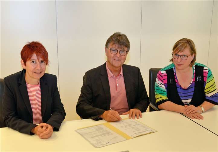 Der Erste Kreisbeigeordnete Burkhard Nauroth und die beiden ehrenamtlichen Beigeordneten Birgit Meyreis (links) und Judith Lehnigk-Emden (rechts) freuen sich über die Zuwendungen, die dem Klimaschutz im Landkreis zugutekommen.Foto: privat