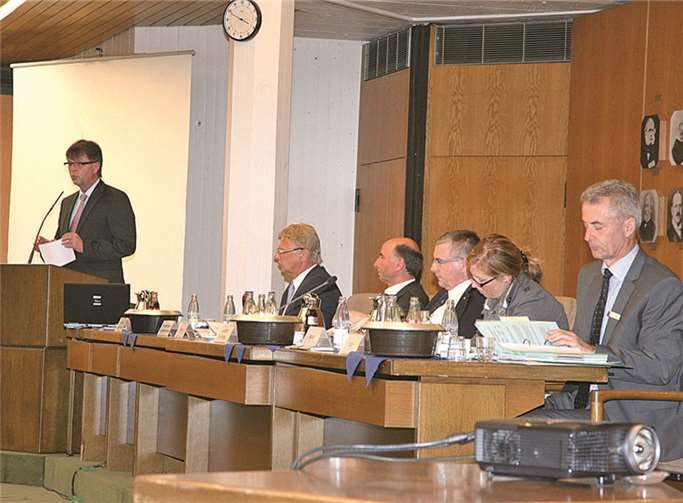 Der Erste Kreisbeigeordnete Burkhard Nauroth, zu dessen Geschäftsbereich das Referat Abfallwirtschaft gehört, stimmte die Kreistagsmitglieder auf den Beginn der Umsetzung des neuen Abfallwirtschaftskonzeptes ein, das eine Rekommunalisierung vorsieht. WEC