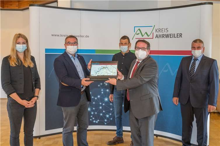 Der Erste Kreisbeigeordnete Horst Gies MdL (2. v. l.) nimmt symbolisch die digitale Lagekarte von Thomas Linnertz, Präsident der Aufsichts- und Dienstleistungsdirektion, (2. v. r.) entgegen. Mit dabei (v. l. n. r.): Alexandra Schüller, Aufsichts- und Dienstleistungsdirektion, Markus Schnitzius (Landesamt für Vermessung und Geobasisinformation) und Dr. Dietrich Schürer (Landesamt für Vermessung und eobasisinformation).Foto: Bernhard Risse / Kreisverwaltung Ahrweiler