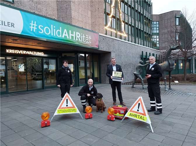 Der Erste Kreisbeigeordnete Horst Gies MdL (2. v. r.) übergab dem Team der Rettungshundestaffel Ahrtal die neue Ausrüstung.  Foto: Kreisverwaltung Ahrweiler