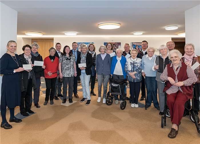 Der Erste Kreisbeigeordnete Horst Gies, MdL, hat in Vertretung für Landrat Dr. Jürgen Pföhler die Spende des Handarbeitskreises entgegengenommen.Foto: Risse