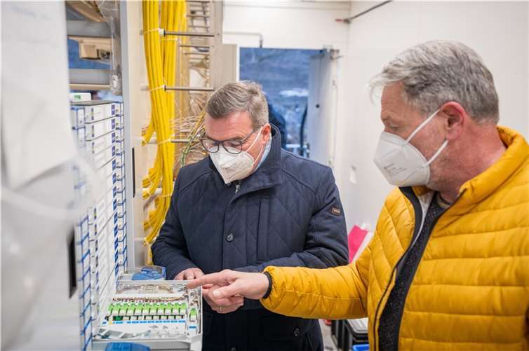 Der Erste Kreisbeigeordnete Horst Gies MdL informierte sich vor Ort in Altenahr bei Peter Schneider, für das Ahrtal zuständiger Projektleiter Aufbau Technische Infrastruktur der Deutschen Telekom Technik GmbH, über den Wiederaufbau der Telefon- und Breitbandinfrastruktur mithilfe modernster Glasfasertechnik.  Foto: Bernhard Risse/Kreisverwaltung Ahrweiler