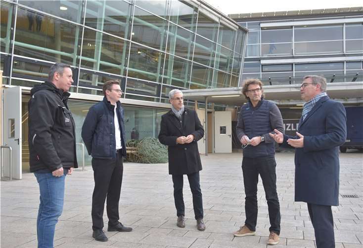 Der Erste Kreisbeigeordnete Horst Gies MdL (r.), Fachbereichsleiter Erich Seul (Mitte), Werkleiter Jörg Hamacher (l.) und Julian Schmitz, stellvertretender Leiter Büro Landrat (2. v. l.) machten sich gemeinsam mit Schulleiter Lutz Hasbach (2. v. r.) ein Bild vom Stand des Wiederaufbaus am Peter-Joerres-Gymnasium. Foto: Martin Gausmann / Kreisverwaltung Ahrweiler