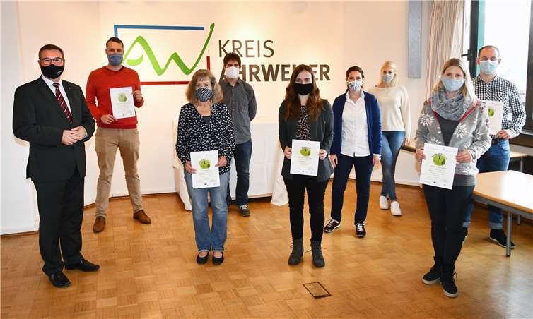 Der Erste Kreisbeigeordnete Horst Gies (l.), MdL, zeichnet zusammen mit Claudia Lill von der Energieagentur Rheinland-Pfalz (4.v.r.) die Sieger der Aktion „Klima-Coach“ der Kreisverwaltung aus. Foto: Ralf Schuhmann