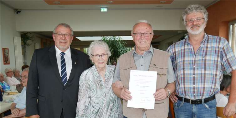 Der Erste Kreisbeigeordnete Kurt Schüler (li.) überreichte Reinhard Lehmler (2. v.r.)die Ehrennadel des Landes Rheinland-Pfalz. Auch seine Frau Anna wurde in den Ansprachen mehrfach gelobt. Fördervereinsvorsitzender Uli Schmidt (re.) hielt die Laudatio. Fotos: GBA