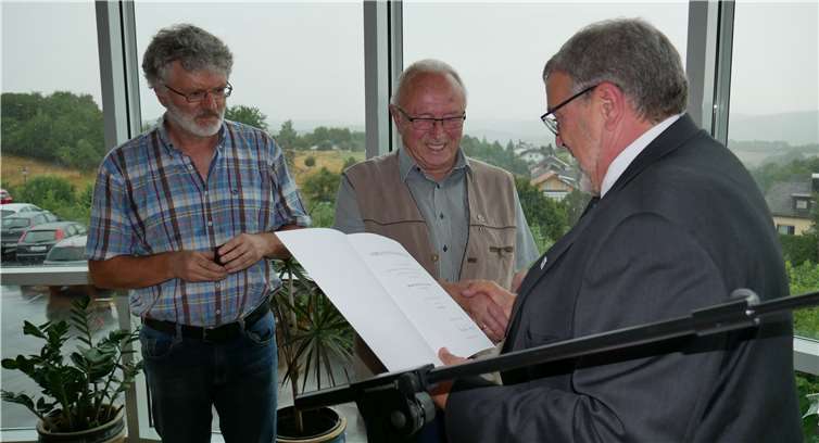 Der Erste Kreisbeigeordnete Kurt Schüler (re.) und Fördervereinsvorsitzender Uli Schmidt (li.) gratulieren Reinhard Lehmler zur Verleihung der Ehrennadel des Landes Rheinland-Pfalz.