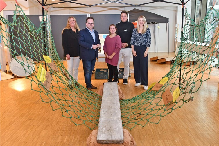 Der Erste Kreisbeigeordnete Pascal Badziong (2.v.l.) besuchte gemeinsam mit Mitarbeitern des Gesundheitsamtes und der Koordinierungsstelle für Psychiatrie die SHITzo-Ausstellung von Joke Volkmer (Mitte). Foto: Kreisverwaltung MYK/Wiebke Schaaf