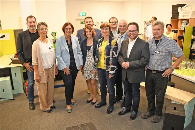 Der Erste Kreisbeigeordnete Pascal Badziong (2.v.r.) freute sich gemeinsam mit den Initiatoren und Akteuren des MINT MakerSpace über die gelungene Eröffnung im Goethe Atrium Bendorf.  Foto: Kreisverwaltung/Damian Morcinek