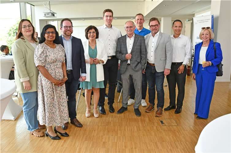 Der Erste Kreisbeigeordnete Pascal Badziong (3.v.l.) lud gemeinsam mit der Vorsitzenden Zeynep Begen (4.v.l.) zum traditionellen Frühjahrsempfang des Beirats für Migration und Integration ein. Foto: Kreisverwaltung/Wiebke Schäfer