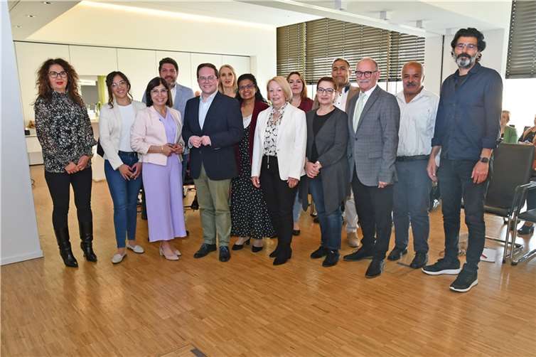 Der Erste Kreisbeigeordnete Pascal Badziong (5.v.l.) lud gemeinsam mit der Vorsitzenden Zeynep Begen (3.v.l.) zum traditionellen Frühjahrsempfang des Beirats für Migration und Integration ein.  Foto: Kreisverwaltung/W. Schäfer