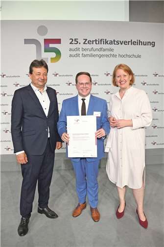 Der Erste Kreisbeigeordnete Pascal Badziong (Mitte) gemeinsam mit Bundesfamilienministerin Lisa Paus und dem Geschäftsführer der Beruf-und-Familie Service GmbH, Oliver Schmitz, bei der offiziellen „Beruf und Familie“-Zertifikatsverleihung in Berlin.  Foto: Pressefoto Berlin/Juri Reetz