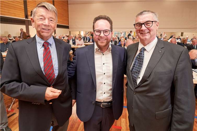 Der Erste Kreisbeigeordnete Pascal Badziong (Mitte) wurde von den Christdemokraten zum Kandidaten für die Landratswahl 2024 nominiert. Der 35jährige freute sich über die Glückwünsche des derzeitigen Landrats Dr. Alexander Saftig (re.) und dessen Amtsvorgänger Landrat a.D. Albert Berg-Winters.