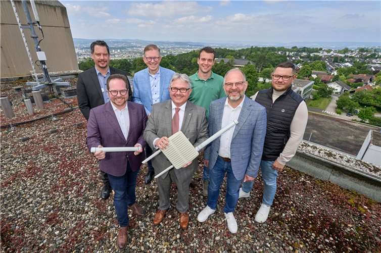 Der Erste Kreisbeigeordnete Pascal Badziong, Vallendars Bürgermeister Adolf Schneider und BFW-Geschäftsführer Heinz Werner Meurer freuen sich mit den Projektbeteiligten über den Aufbau der ersten LoRaWAN-Antenne im Kreis MYK.  Foto: Sascha Ditscher/evm