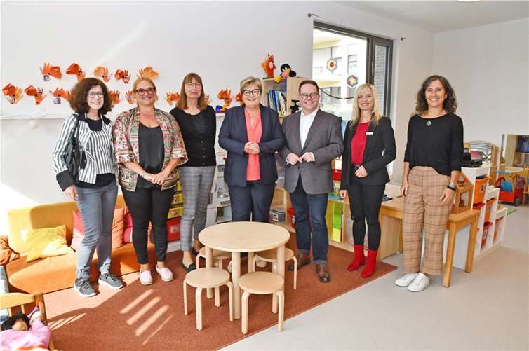 Der Erste Kreisbeigeordnete Pascal Badziong begrüßte Bildungsstaatssekretärin Bettina Brück (Mitte) in der Kita Vallendar, wo sie sich gemeinsam mit der zuständigen Mitarbeiterin des Bildungsministeriums, Sissi Westrich (links), einen Einblick in die Kita-Sozialarbeit vor Ort verschaffte. Mit einer Vielzahl an Informationen wurde die Bildungsstaatssekretärin zudem von Kita-Sozialarbeiterin Ella Chasiotis (2.v.l.) und Kita-Leiterin Petra Gerhartz (3.v.l.) sowie Elisabeth Feilzer vom Kreisjugendamt (2.v.r.) und Karin Richard vom Kitaträger KiTa gGmbH versorgt. Foto: Kreisverwaltung/Damian Morcinek