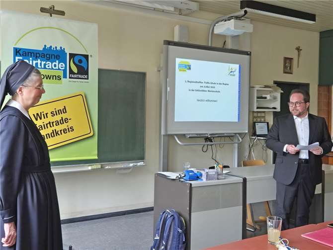 Der Erste Kreisbeigeordnete Pascal Badziong begrüßte die Gäste zum zweiten Fairtrade Regionaltreffen der Schulen in MYK. Fotos: Kreisverwaltung MYK/Lina Jaeger & Achim Trautmann