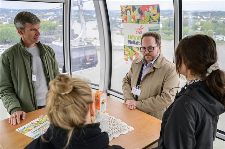Der Erste Kreisbeigeordnete Pascal Badziong beim „Fairen Frühstück in der Seilbahn“ in Koblenz. Gemeinsam mit der Stadt Koblenz hat der Landkreis sich mit dem Projekt um den Fairtrade Award 2026 beworben.  Foto: Jennifer Zumbusch