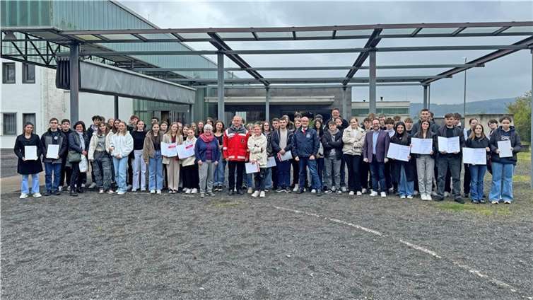 Der Erste Kreisbeigeordnete Pascal Badziong dankte den Schulsanitätern für ihr Engagement und ihren Einsatz.  Foto: Kreisverwaltung MYK/Julia Brück