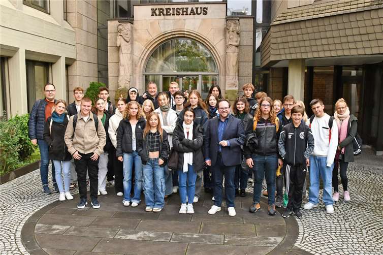 Der Erste Kreisbeigeordnete Pascal Badziong freute sich gemeinsam mit den ungarischen und deutschen Schülerinnen und Schülern sowie deren Lehrkräfte über den gelungenen Austausch. Foto: Kreisverwaltung MYK/Wiebke Schaaf