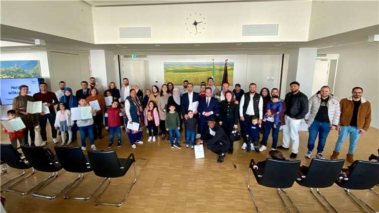 Der Erste Kreisbeigeordnete Pascal Badziong gemeinsam mit den neuen deutschen Staatsbürgern im Sitzungssaal des Kreishauses.  Foto: Kreisverwaltung/Damian Morcinek