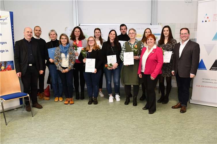 Der Erste Kreisbeigeordnete Pascal Badziong gratulierte den Ausgezeichneten im Rahmen der QiD-Zertifikatsübergabe, die in den Räumlichkeiten der Hochschule Koblenz stattfand.  Foto: Kreisverwaltung/Schäfer