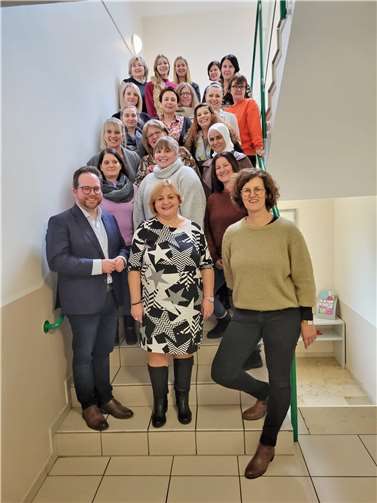 Der Erste Kreisbeigeordnete Pascal Badziong gratulierte den ausgezeichneten Teilnehmern zu ihrer bestandenen Prüfung als Tagespflegeperson. Foto: Kreisverwaltung