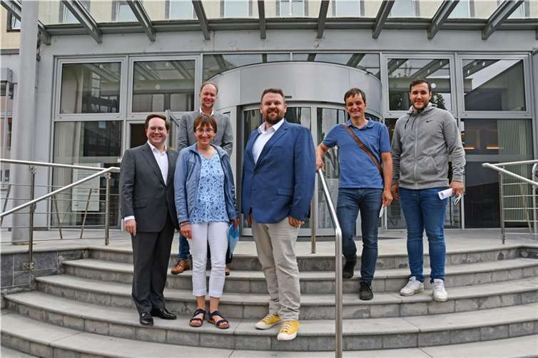 Der Erste Kreisbeigeordnete Pascal Badziong hat sich nun gemeinsam mit Christoph Mohr, Bürgermeister der Stadt Bendorf, sowie Vertretern von Caritasverband Koblenz und Kreisverwaltung einen Eindruck von der Notunterkunft für Flüchtlinge im ehemaligen Bendorfer Krankenhaus gemacht.  Foto: Kreisverwaltung/Morcinek
