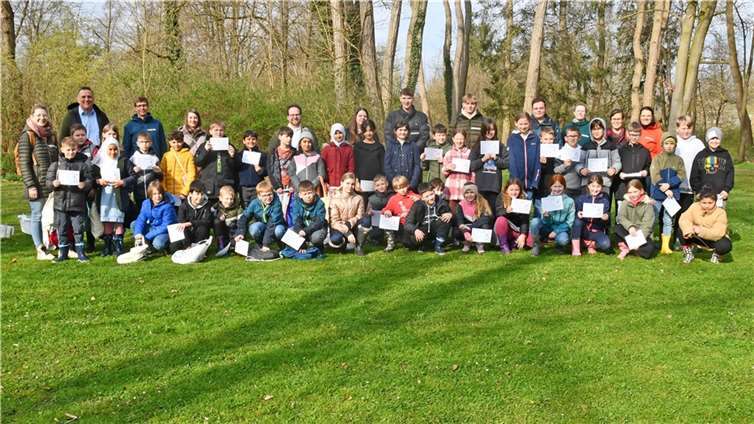 Der Erste Kreisbeigeordnete Pascal Badziong (hinten, 4.v.l.) freute sich gemeinsam mit den Grundschülern, Lehrkräften und Organisatoren über die gelungene Veranstaltung.  Foto: Kreisverwaltung MYK/W.Schäfer