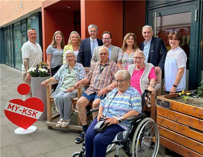 Der Erste Kreisbeigeordnete Pascal Badziong (hinten, 4.v.r.), Projektleiterin „Bewegung in die Dörfer“ Lea Bales (hinten rechts) und der Vorstandsvorsitzende der Kreissparkasse Mayen, Karl-Josef Esch (hinten, 4.v.l.) haben jüngst die Seniorenbank an die Stadt Andernach übergeben. Foto: Stadt Andernach/Regina Unruh
