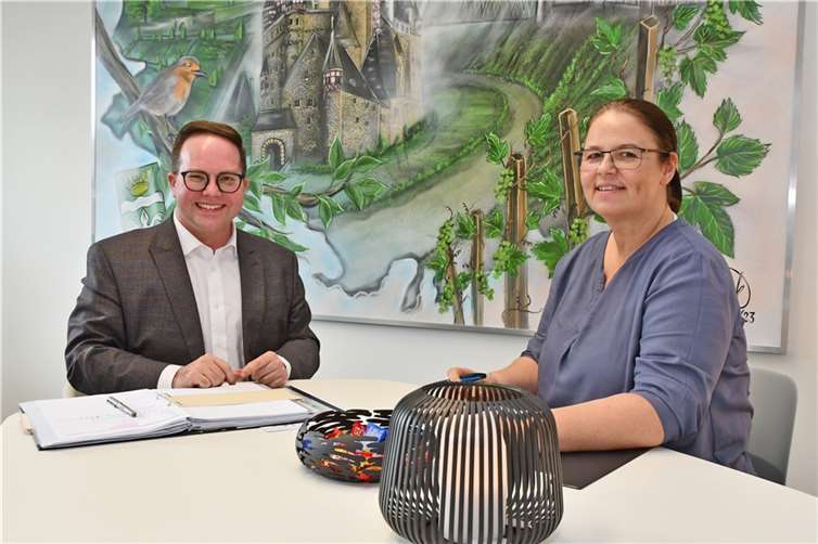 Der Erste Kreisbeigeordnete Pascal Badziong im Gespräch mit Jutta Neideck, der Vorsitzenden des Landesverbandes Kindertagespflege Rheinland-Pfalz.  Foto: Kreisverwaltung/Damian Morcinek