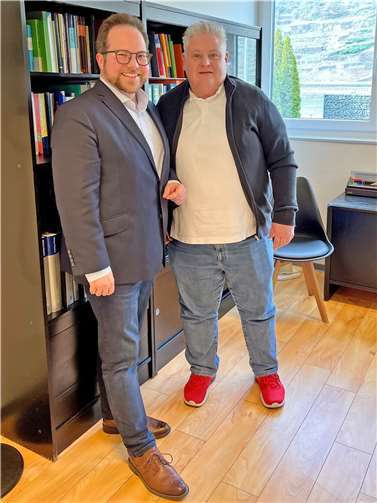 Der Erste Kreisbeigeordnete Pascal Badziong (li.) besuchte Dr. Albrecht Reinicke in seiner Praxis in Oberfell und sprach mit dem Hausarzt über seine Beweggründe zur Praxisübernahme im Landkreis Mayen-Koblenz.  Foto: Kreisverwaltung/Lea Bales