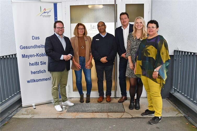 Der Erste Kreisbeigeordnete Pascal Badziong (links) freut sich gemeinsam mit Dr. Raj Chakupurakal (3.v.l.) , Leiter des Gesundheitsamt Mayen-Koblenz, und den zuständigen Mitarbeitern über den gelungenen Aktionstag.  Foto: Kreisverwaltung MYK/Wiebke Schaaf