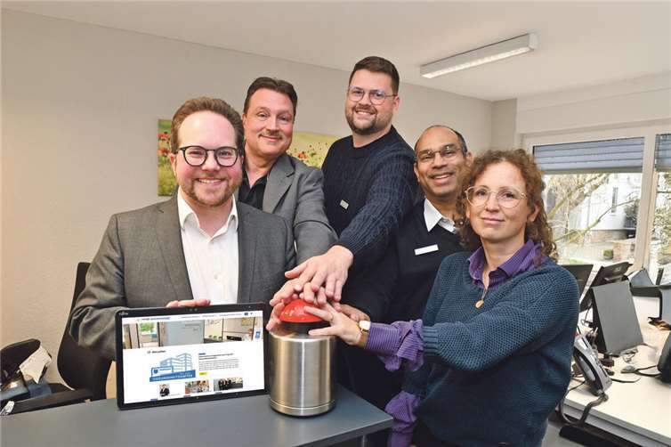 Der Erste Kreisbeigeordnete Pascal Badziong (links im Bild), hat gemeinsam mit dem Ärztlichen Leiter des Gesundheitsamtes Dr. Raj Chakupurakal (2.v.r.), dem Verwaltungsleiter Oliver Michels (2.v.l.) sowie den GA-Mitarbeitenden Johanna Braun und Marco Venetsanos, die sich unter anderem um die Umsetzung des Webauftritts gekümmert haben, den Startknopf für die neue Internetseite gedrückt. Foto: Kreisverwaltung MYK/Damian Morcinek
