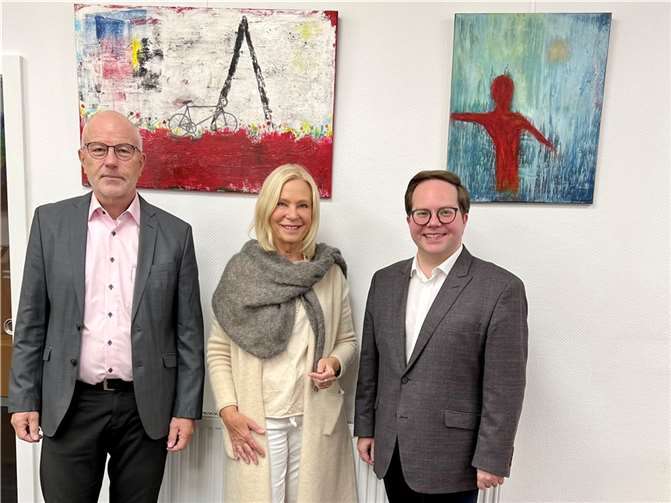 Der Erste Kreisbeigeordnete Pascal Badziong (r.) besuchte zusammen mit Künstlerin Gudrun Vielmuth und Vorstandsmitglied Udo Link (l.) die Ausstellung in der Raiffeisenbank Welling.  Foto: Kreisverwaltung Mayen-Koblenz