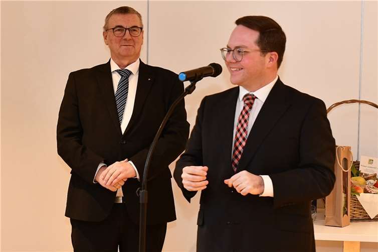 Der Erste Kreisbeigeordnete Pascal Badziong (rechts) begrüßte die Gäste im Kreishaus und würdigte das Geburtstagskind Landrat Dr. Alexander Saftig in seiner Laudatio.