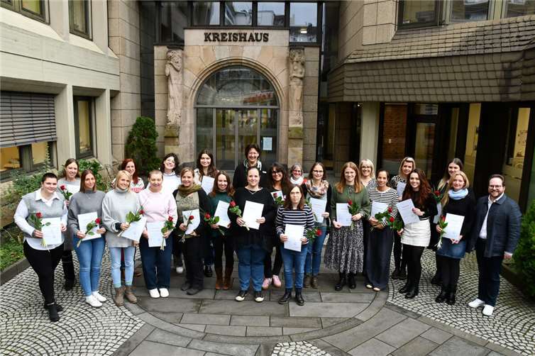 Der Erste Kreisbeigeordnete Pascal Badziong (rechts) zeichnete 21 pädagogische Fachkräfte mit dem Zertifikat „Qualifizierung zur Sprachförderkraft“ aus.  Foto: Kreisverwaltung MYK/Damian Morcinek
