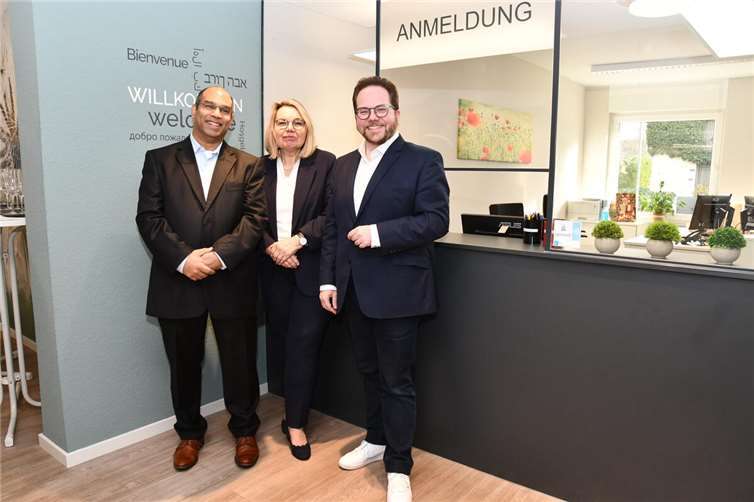 Der Erste Kreisbeigeordnete Pascal Badziong (rechts) verabschiedete die Leiterin des Gesundheitsamtes Gabriele Vogt und begrüßte ihren Nachfolger Dr. Raj Chakupurakal im Gesundheitsamt. Foto: Kreisverwaltung MYK/Damian Morcinek