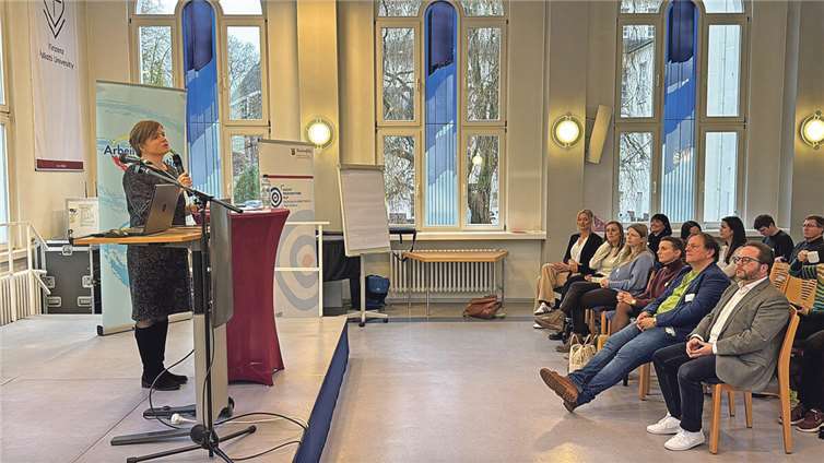 Der Erste Kreisbeigeordnete Pascal Badziong (rechts im Bild) begrüßte die Teilnehmenden im Forum Vinzenz Pallotti in Vallendar. Foto: Kreisverwaltung MYK/Damian Morcinek